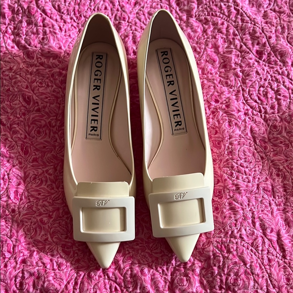 Roger Vivier Cream Flats with Pointed Toe and Buckle